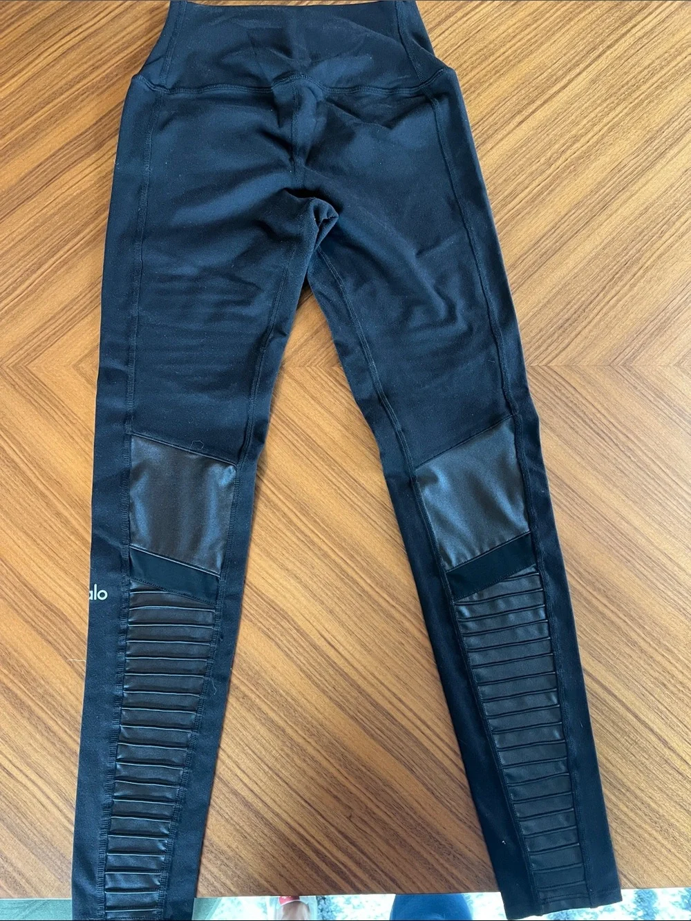 Alo yoga Black Moto Leggings - size medium
